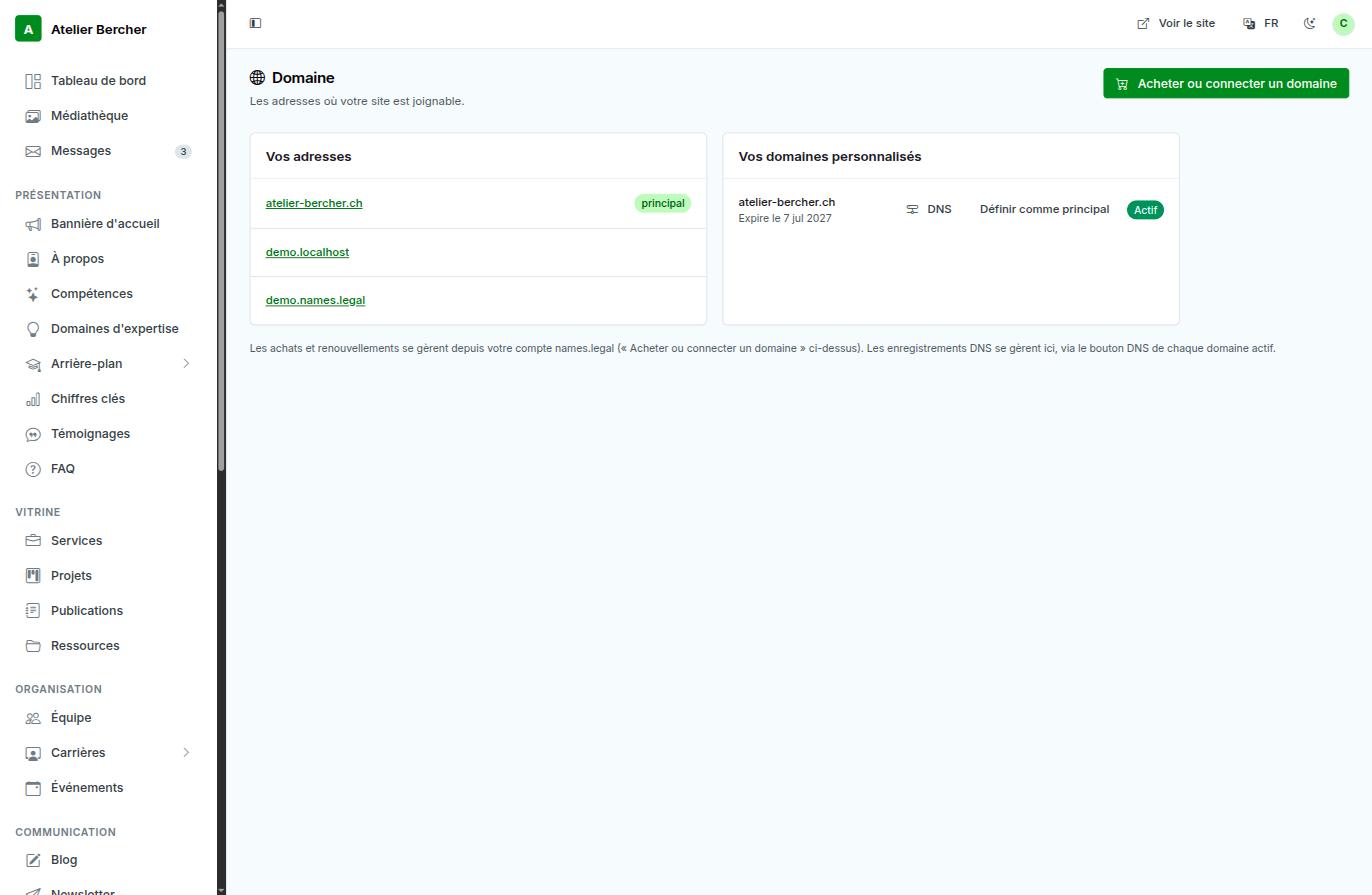 Der Domain-Bildschirm: links Ihre Adressen, rechts Ihre eigenen Domains mit Ablaufdatum.